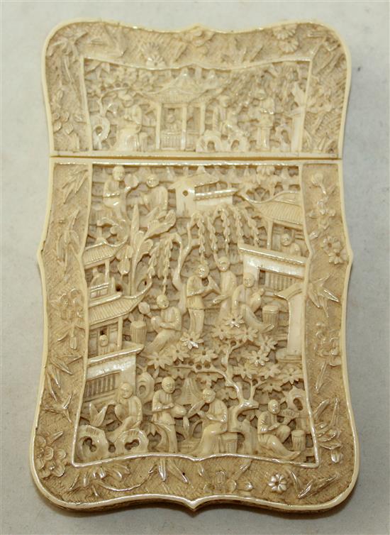 A Chinese export ivory serpentine shaped card case, 19th century, 11.5cm